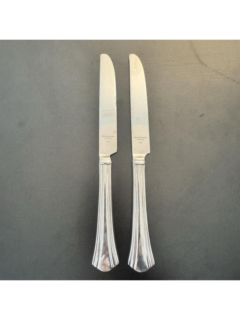 2 Reed & Barton Covington 18-10 Stainless DINNER KNIVES  9 1/8"